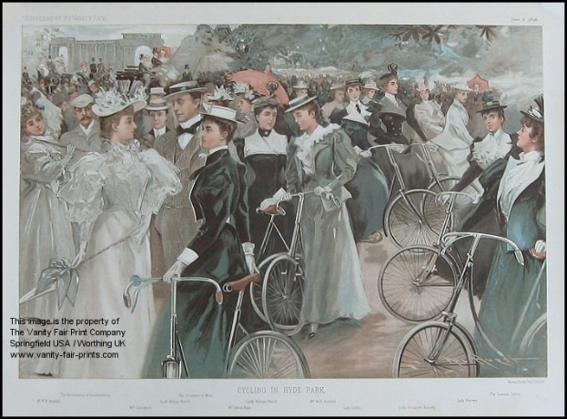 Eine Gruppe von Menschen, die Fahrräder in Hyde Park, London fährt, mit Bäumen und einem Gebäude im Hintergrund, trägt Hüte und Text unten.