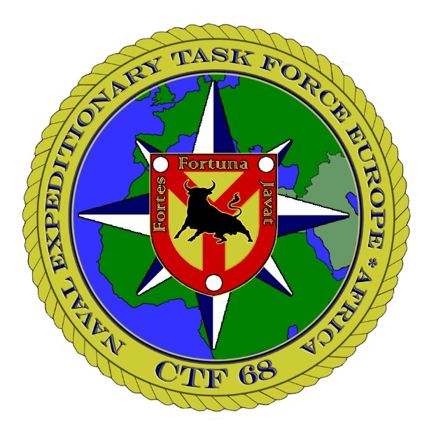Ein blauer Kreis mit einem weißen Stern in der Mitte, umgeben von einem weißen Rand, der eine weiße Taube mit ausgebreiteten Flügeln enthält, mit der Beschriftung "Naval Expeditionary Task Force Europe" in fetter schwarzer Schrift um den Kreis.