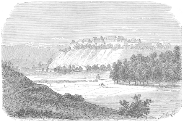 Ein Schwarzweiß-Stich von einem Hof in einem Feld, mit Bäumen, Hügeln und einem Himmel im Hintergrund und Text unten lesend "1876 - der Hof der Herzöge von Elsass".