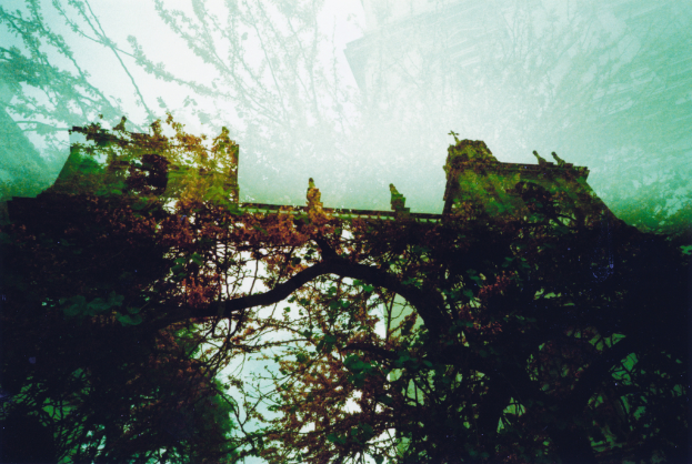 Eine historische Konstruktion mit einer von Bäumen umgebenen Brücke.