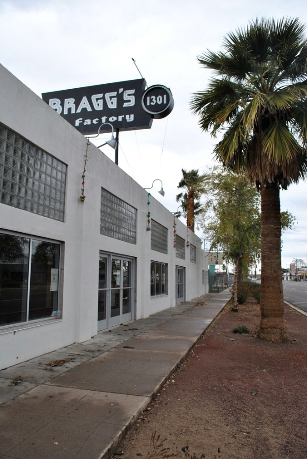 Eine Anzeige mit Fahrzeugen, Bäumen, einem Schuppen und Text unten.