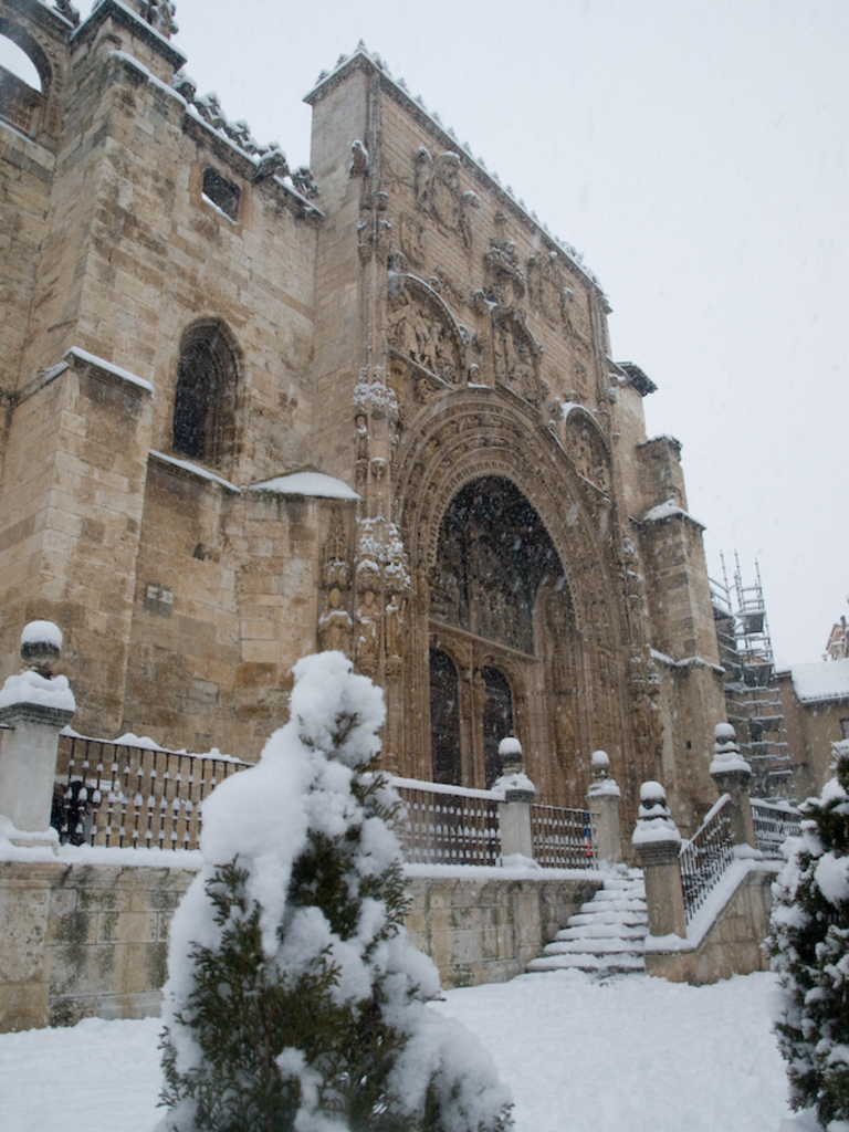 Eine Architekturstruktur steht in einer verschneiten Landschaft, mit von Eis bedeckten Bäumen im Vordergrund.