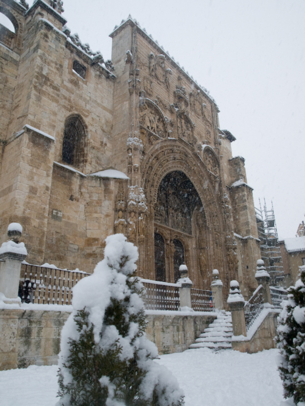 Eine Architekturstruktur steht in einer verschneiten Landschaft, mit von Eis bedeckten Bäumen im Vordergrund.