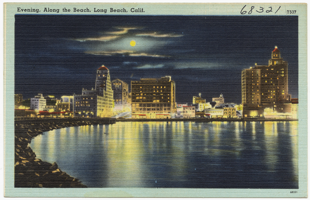 Ein Foto von Gebäuden, Wasser, Felsen, Lichtern und Himmel mit Text oben und unten.