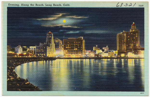 Ein Foto von Gebäuden, Wasser, Felsen, Lichtern und Himmel mit Text oben und unten.