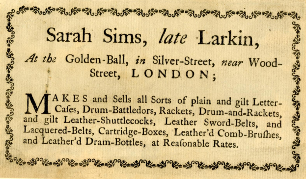 Sarah Sims, auch bekannt als Late Larkin, steht am Golden Ball in Silver Street, London, in einem weißen Kleid mit schwarzem Gürtel und Hut, ihre Haare zu einem Dutt gebunden, mit einem leichten Lächeln zur Seite schauend. Der Text 'Sarah Sims, Late Larkin' ist sichtbar.