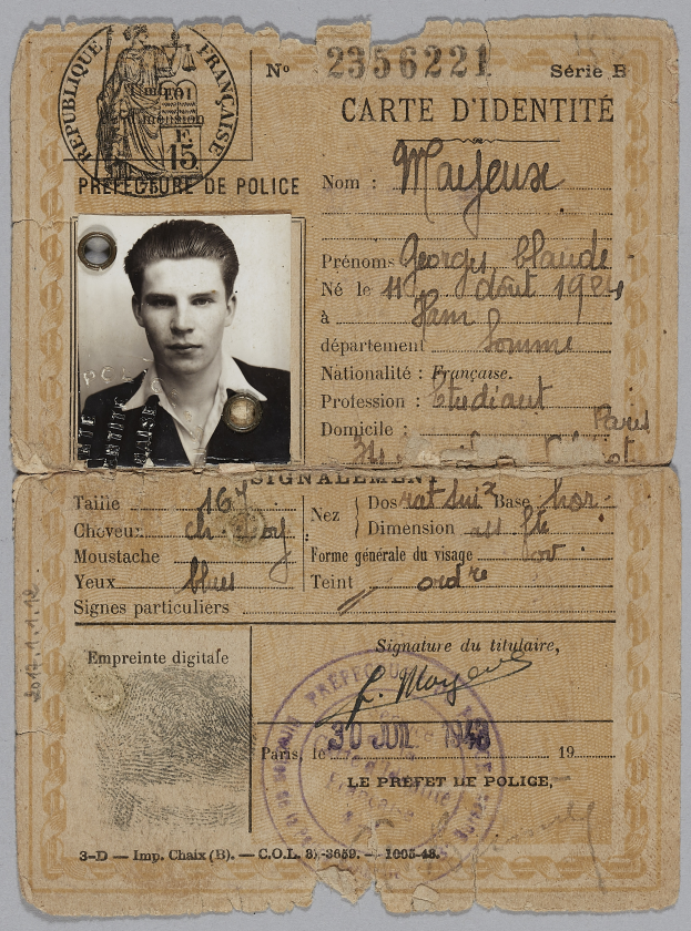 Ein altes Passfoto mit einem Mannsbild, Text und einem Stempel, wahrscheinlich ein gefälschter Ausweis.