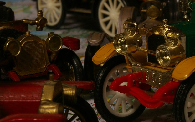 Eine Gruppe von Spielzeugautos.