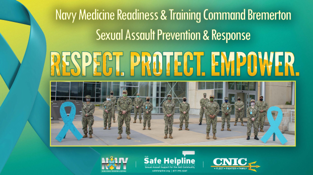 Plakat für das Sexual Assault Prevention & Response Programm der Navy Medicine Readiness & Training Command Bremerton, das uniformierte Mitarbeiter vor einem Gebäude mit dem Text "Respect, Protect, Empower" zeigt.