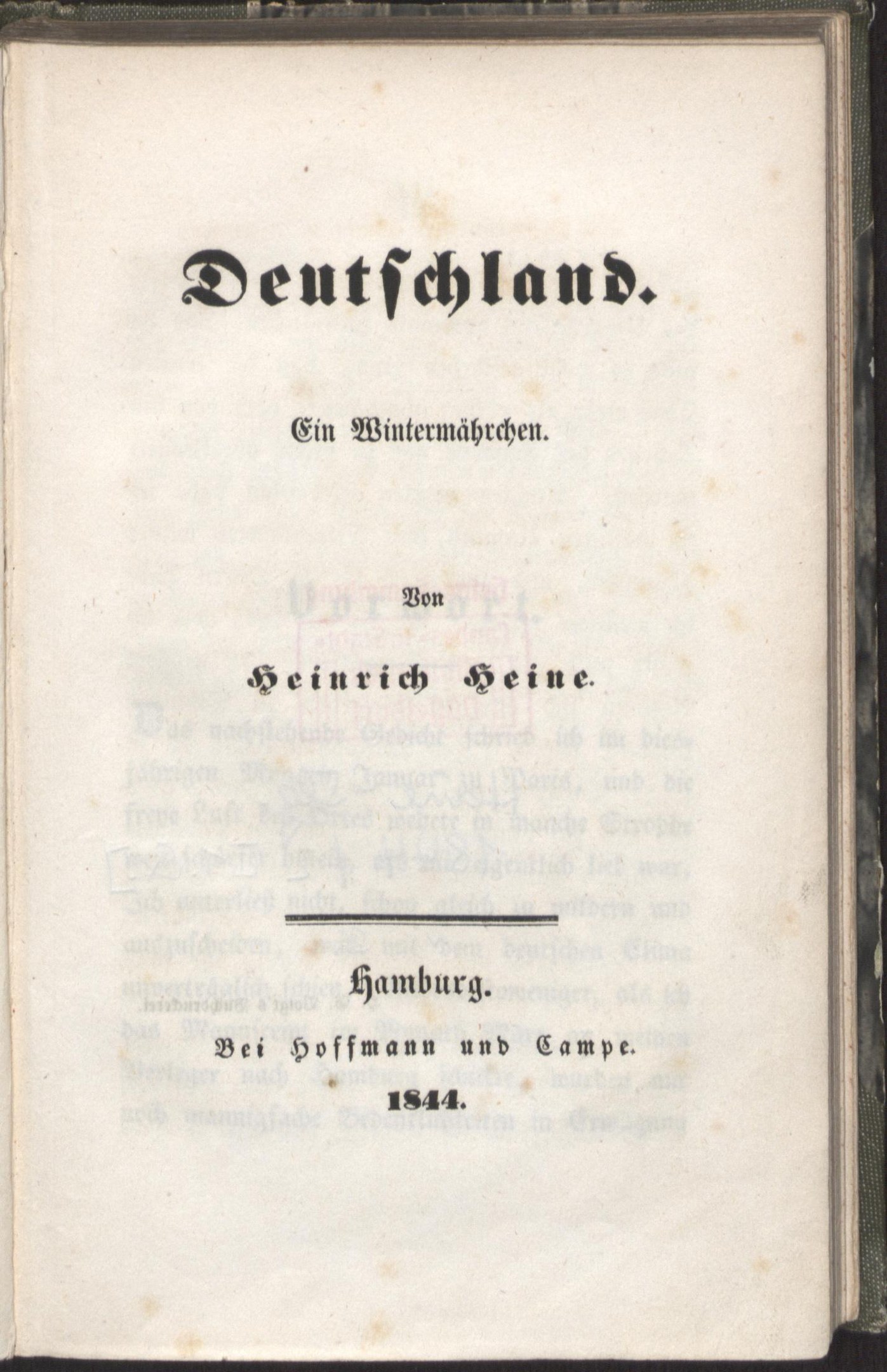 Altes Buch mit dem Titel "Deutschland" vor schwarzem Hintergrund.