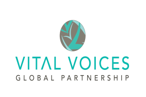 Logo für Vital Voices Global Partnership mit einer weißen Taube mit ausgebreiteten Schwingen innerhalb eines blauen und weißen Gradientenkreises, alles von einem schmalen schwarzen Rand umgeben auf einem weißen Hintergrund.
