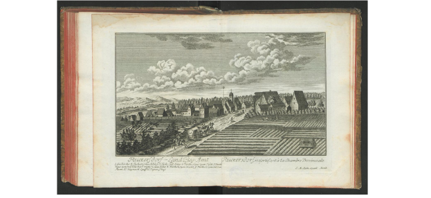 Ein offenes Buch mit dem Titel "Landschaft des Rheinlands" aus dem Jahr 1805, das eine Zeichnung eines Dorfes mit Häusern, Bäumen, Hügeln und Wolken am Himmel zeigt.