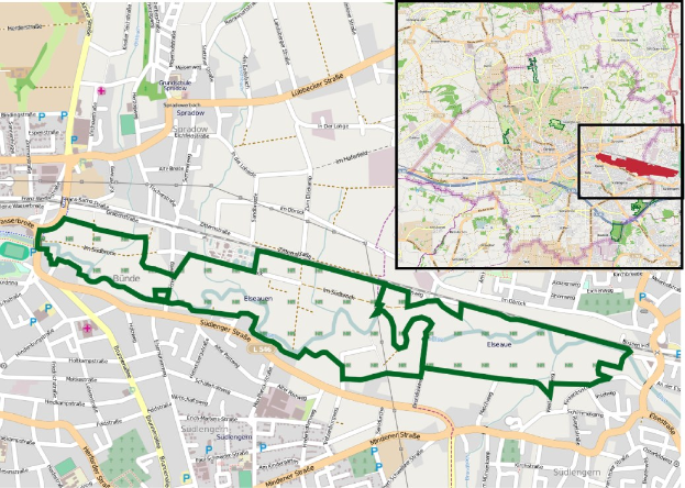 Karte einer in zwei Abschnitte geteilten Stadt mit einer grünen Linie, die die Route einer Fahrradtour, Start- und Endpunkte, Dauer und Sehenswürdigkeiten anzeigt.