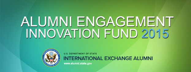 Grüner Hintergrund mit zentralem weißem Text, der "Alumni Engagement Innovation Fund 2015" lautet, und einem blauen Kreis-Logo mit weißer Umrandung und einem weißen Stern.