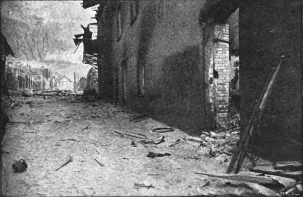 Ein Schwarz-Weiß-Foto einer Straße in einer Stadt mit Gebäuden auf beiden Seiten, Bäumen im Hintergrund und Text unten mit der Aufschrift "Hiroshima nach der Schlacht im Ardennenwald".