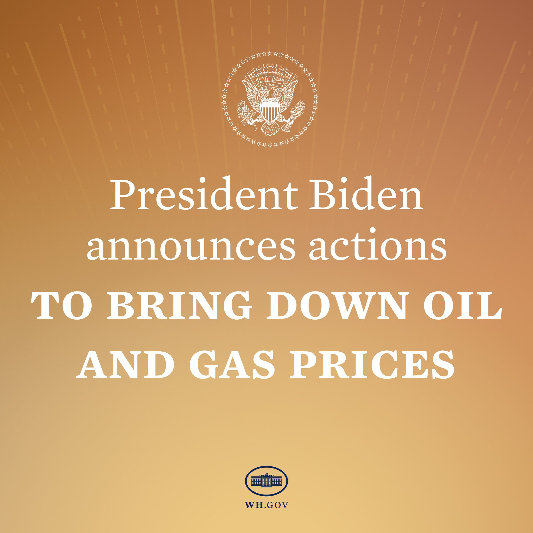Präsident Biden an einem Rednerpult mit einer Tafel, auf der Text und ein Logo zu sehen sind, bei der Ankündigung von Maßnahmen zur Reduzierung von Öl- und Gaspreisen.