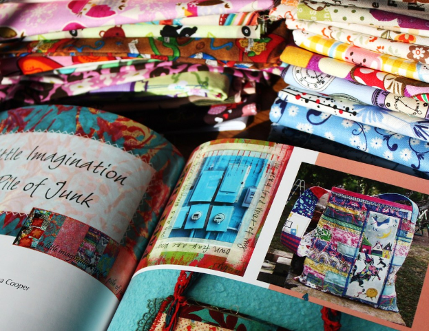 Ein einzelnes Buch mit einem sichtbaren Einband und Rücken.