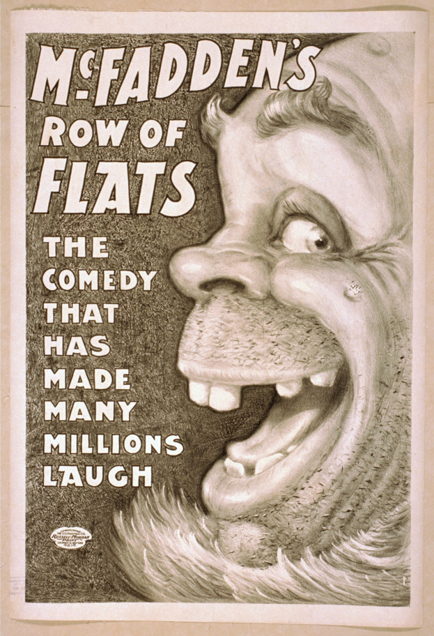 Plakat einer Person mit wilden Haaren und einem breiten, zahnreichen Grinsen, das in einem hellgelben Rahmen lacht, mit dem Text "McFadden's Row of Flats: Die Comedy, die viele zum Lachen gebracht hat."