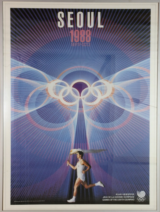 Plakat für die Olympischen Spiele 1988 in Seoul mit einem Läufer im Hintergrund und den Olympischen Ringen sowie der Aufschrift "Olympische Spiele" oben drauf.