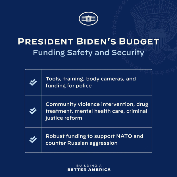 Ein blauer Hintergrund mit dem Text "Building a Better America" und einem Schild-Logo mit einem Stern und einem Lorbeerkranz.