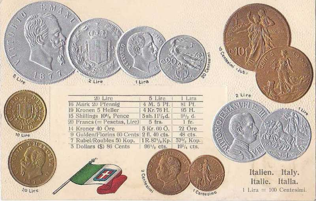 Eine Sammlung italienischer Münzen von 1877–1910, darunter mehrere 20-Lire-Stücke, auf Papier in einer Reihe angeordnet mit Text und Porträts, begleitet von zwei Flaggen unten, darunter die italienische Flagge.
