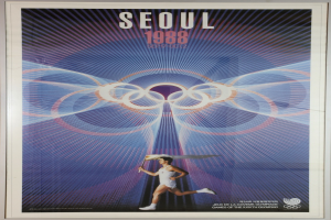 Eine Person, die mit den Olympischen Ringen im Hintergrund läuft und die Wörter "Olympische Spiele" quer darüber geschrieben hat, bewirbt die Olympischen Spiele 1988 in Seoul, Südkorea.