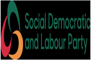 Weißer Hintergrund mit zentralem fetten schwarzen Text 'Sozialdemokratische Partei Deutschlands' in einem dünnen schwarzen Rahmen, in einer modernen professionellen Schriftart.