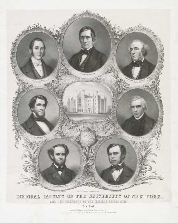 Schwarzes und weißes Foto einer Gruppe von formell gekleideten Männern, die vor einem Gebäude posieren, mit Text unten, der "Medizinische Fakultät der Universität New York und die Gründer des Medizinischen Departments" liest.