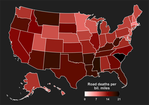 Eine Karte der Vereinigten Staaten mit rot schattierten Bereichen, die die Straßensterblichkeit pro Meile anzeigen, begleitet von erklärendem Text unten.