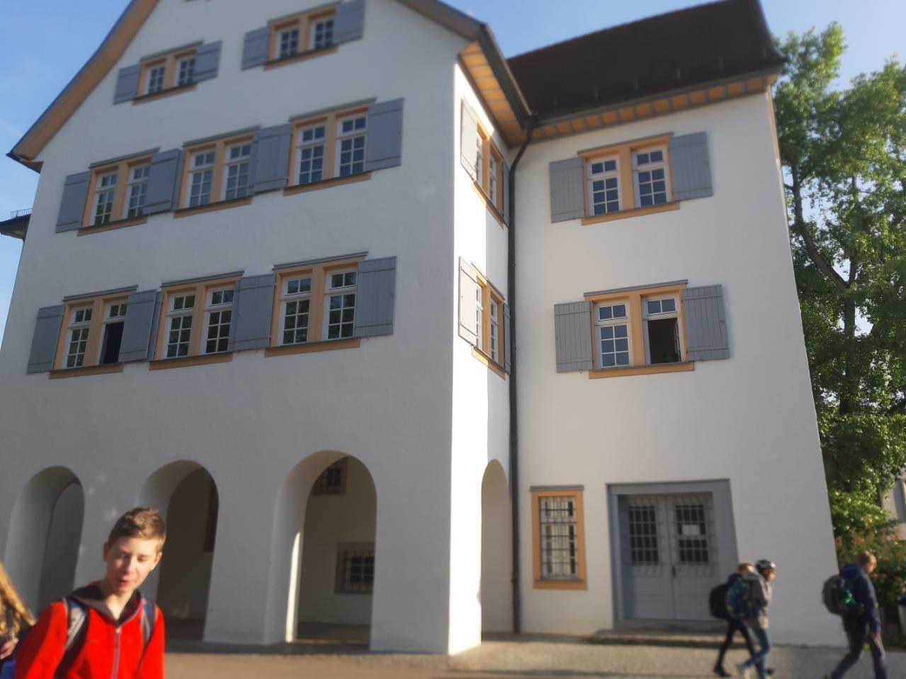 Solingen-Tisch: Kiwanis Club spendet 3.000 Euro für Schulrucksäcke