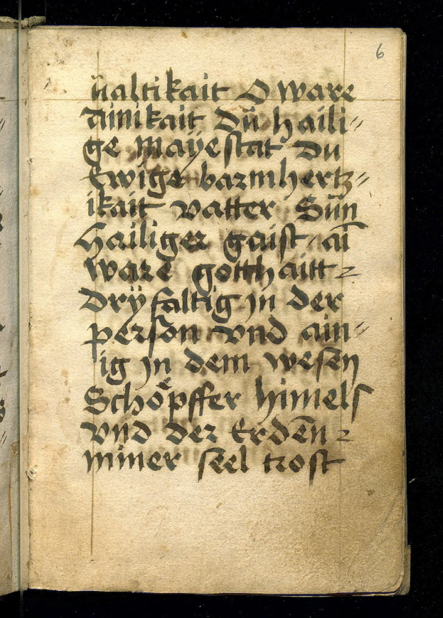 Ein offenes mittelalterliches Manuskript, eine Bibl Mazarine, mit detaillierter schwarzer Kalligraphie auf seinen Seiten gegen einen dunklen Hintergrund.