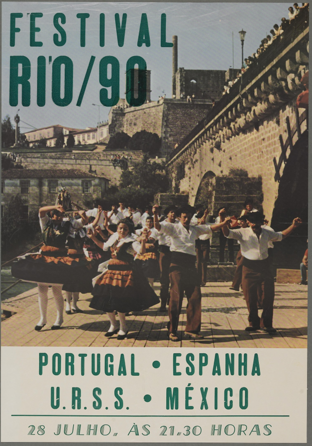 Plakat des Festival Rio/90 mit tanzenden Menschen im Vordergrund und Gebäuden, Bäumen und einem klaren blauen Himmel im Hintergrund sowie Text unten.