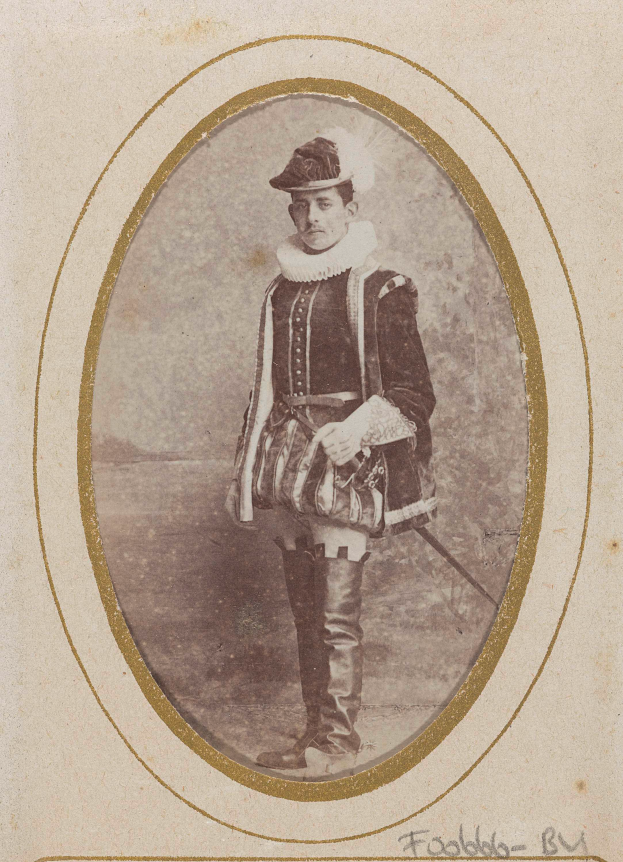 Ein Mann in traditioneller schottischer Kleidung, einschließlich Kilt, weißem Hemd, schwarzem Westen und schwarzem Hut, steht mit entschlossener Miene und einem Schwert in der Hand.