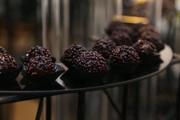 Ein Tisch mit verschiedenen Lebensmitteln darauf.