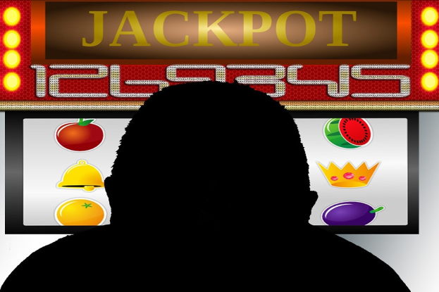 Ein Mann spielt ein Online-Slot-Spiel mit der Anzeige "Jackpot", umgeben von einer Tafel mit Text und Fruchtbildern.