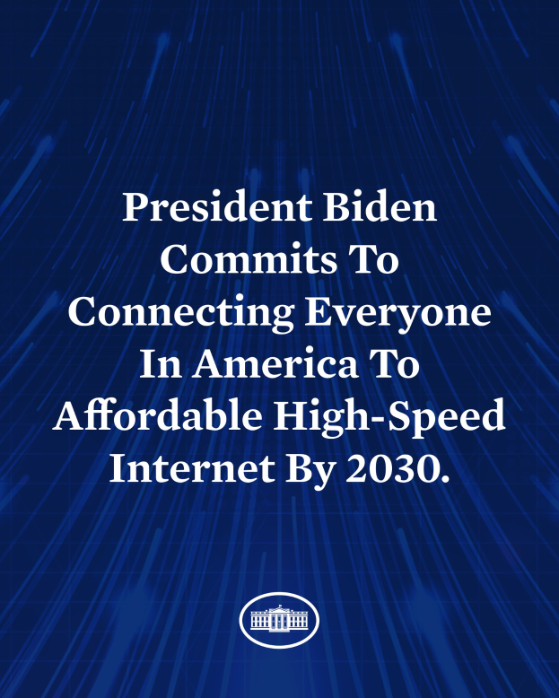 Ein blauer Hintergrund mit weißer, zentrierter Schrift, die besagt: "Präsident Biden setzt sich dafür ein, dass bis 2030 jeder in Amerika Zugang zu erschwinglichem High-Speed-Internet hat."
