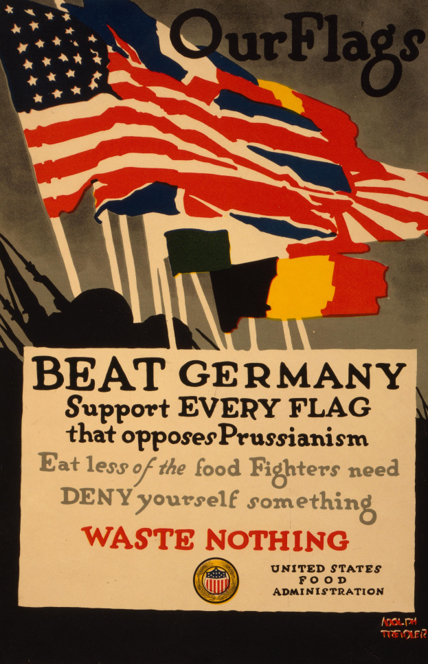 Ein Plakat mit einer roten, weißen und blauen Flagge mit einem weißen Stern und einer schwarzen, fetten Schrift, die lautet: "Unsere Flaggen schlagen Deutschland - Stützt jede Flagge, die sich gegen Preußentum stellt." vor einem weißen Rand.