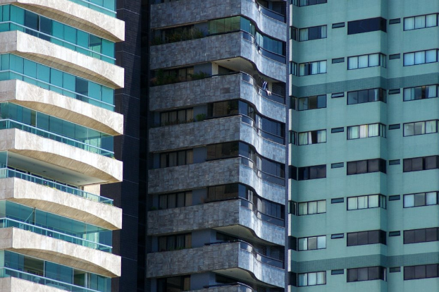 Es werden mehrere Gebäude in verschiedenen Höhen und Designs in einer städtischen Umgebung gezeigt.