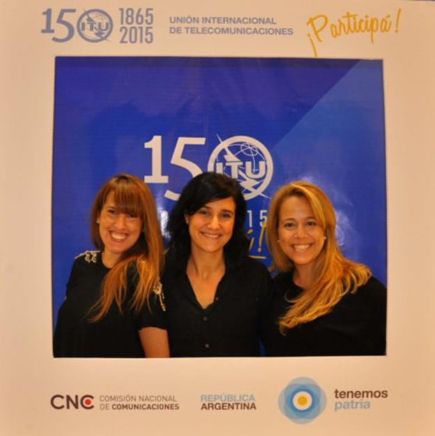 Ein Foto Rahmen mit drei Frauen mit einem blauen Hintergrund, umgeben von Sponsorennamen und einem Unternehmensnamen.