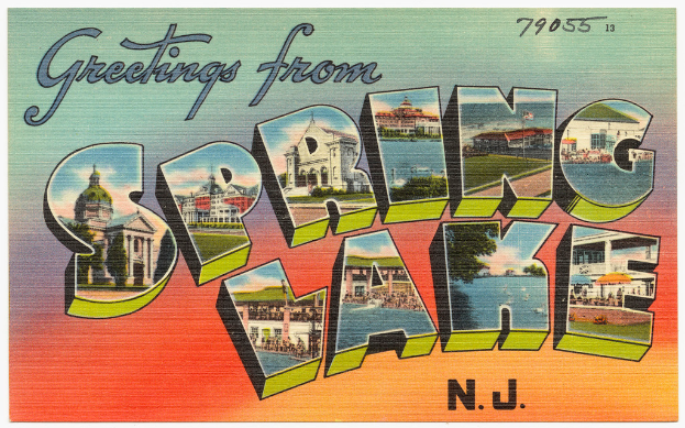 Eine Szene mit Text, Gebäuden, Wasser, Dächern, Masten, Zelten, Gras, Boden und Bäumen.