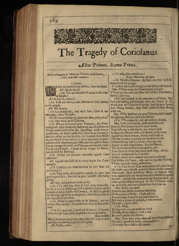 Ein aufgeschlagenes Buch mit dem Text "Die Tragödie des Coriolanus" auf einem dunklen Hintergrund.