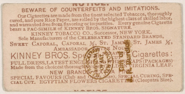Papier mit schwarzem Text auf weißem Hintergrund und einem kreisförmigen Stempel mit der Aufschrift "Achtung vor Fälschungen und Imitationen - Kinney Bros. Zigaretten" mit schwarzem Rand und weißer Mitte.