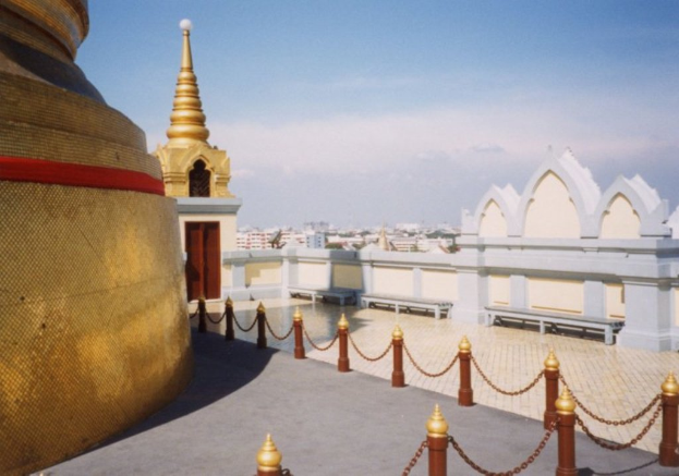 Ein Architekturterrassenbild mit vielen Gebäuden im Hintergrund.