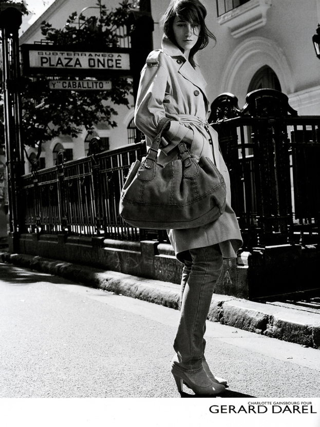 Ein Schwarz-Weiß-Magazincover mit einer Frau auf der Straße, die eine Handtasche trägt und hinter sich einen Pfahl und zwei Bretter sowie ein Gebäude hat.