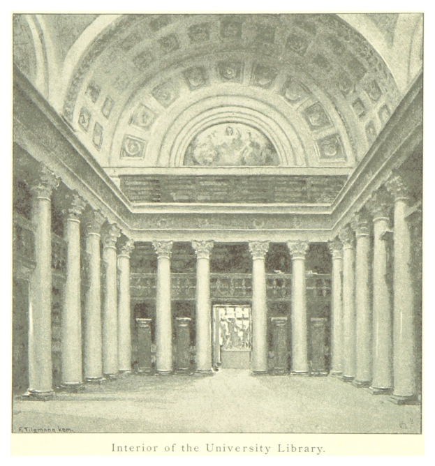 Innenraum einer prächtigen Universitätsbibliothek mit hohen Säulen und kunstvollen Deckenentwürfen sowie dekorativem Text unten.