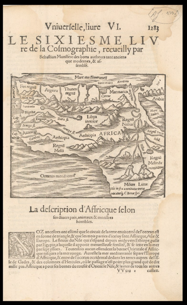 Ein altes Buch mit einem schwarzen Hintergrund, das eine detaillierte Karte von Afrika zeigt, einschließlich geografischer Merkmale wie Bergen, Flüssen und Städten, mit begleitendem Text.