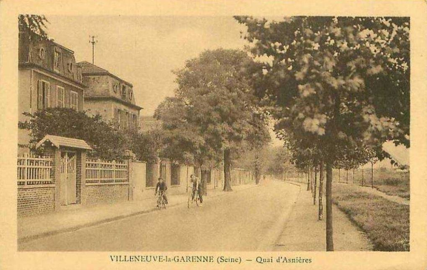 Schwarzes und weißes Foto einer Straße mit Menschen, die Fahrräder fahren, flankiert von Bäumen und Gebäuden, mit Text unten.