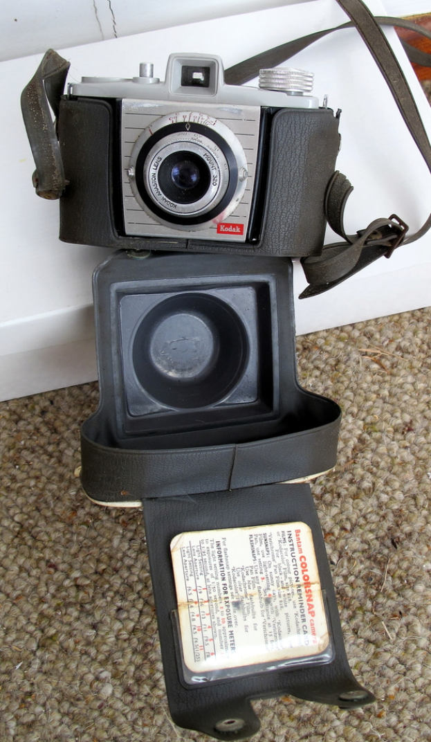 Eine Kamera auf einer Oberfläche.