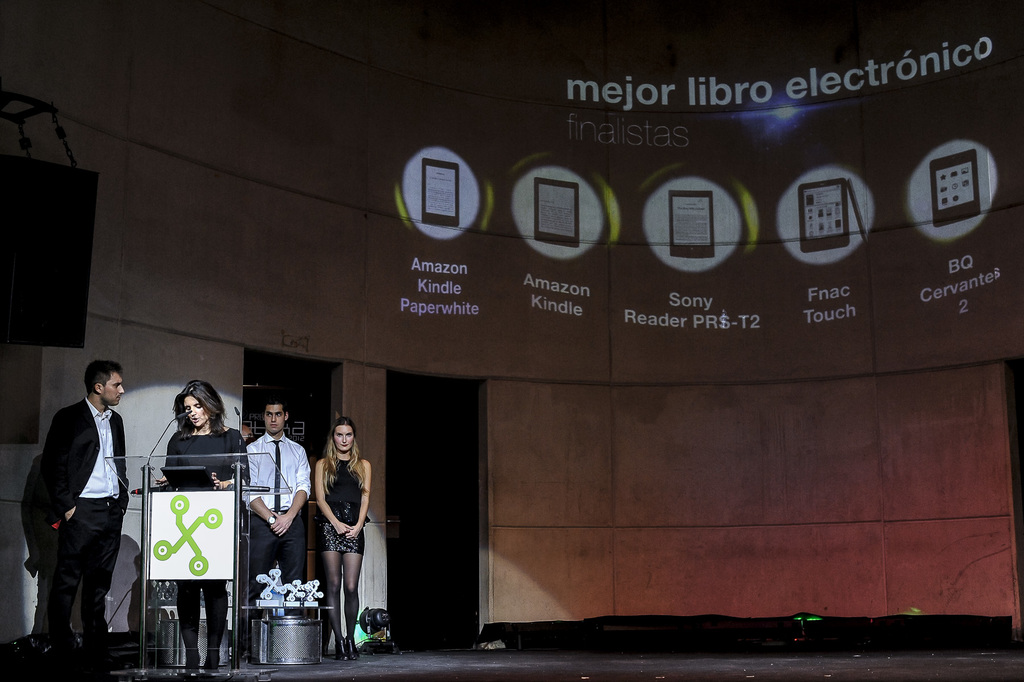 Vier Personen auf der linken Seite, wobei eine Frau ein Seminar hält und verschiedene Gadget-Bilder mit ihren Namen im Hintergrund zu sehen sind.