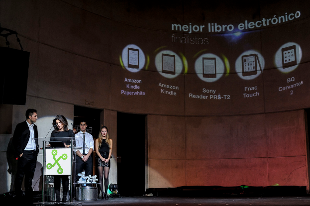 Vier Personen auf der linken Seite, wobei eine Frau ein Seminar hält und verschiedene Gadget-Bilder mit ihren Namen im Hintergrund zu sehen sind.